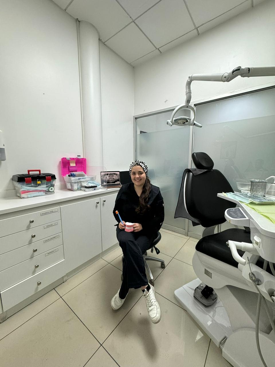 Consultorio dental con sillón y equipamiento clínico